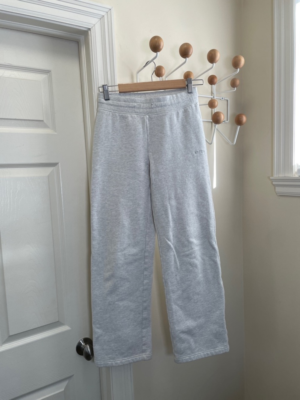Aritzia - Sweatfleece Cozy Fleece Straight Legged Sweat Pants- Light Grey - xs